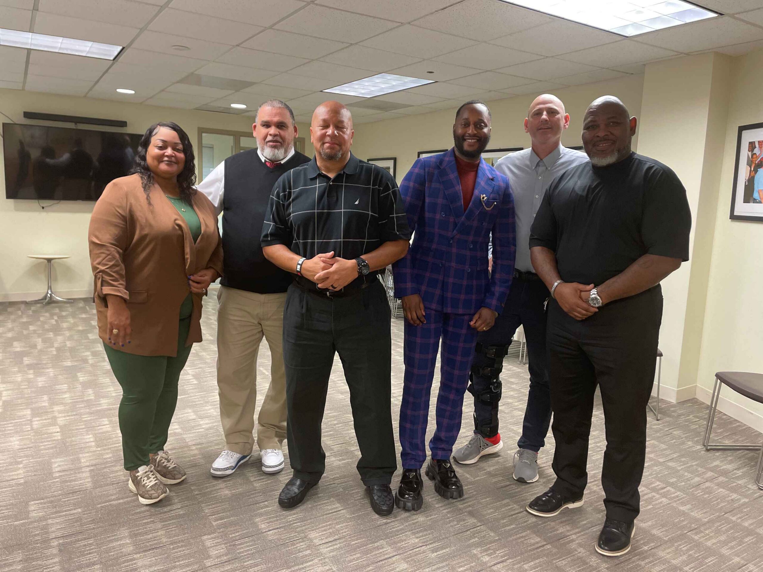 Security Officers in DC negotiate a union contract by sticking together and getting involved.